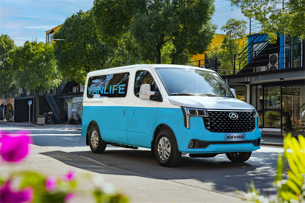 跑得猛、花得少、养得省、全场景！“全场景高价值轻客”上汽大通新途V80 9AT荣耀上市，全面高人一档